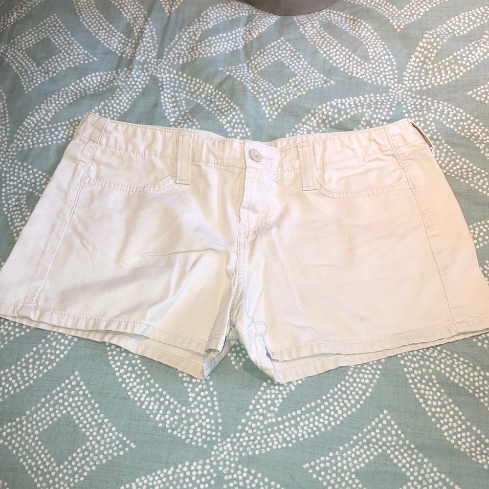 Lei cream shorts